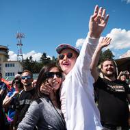 Diváci vždy s radostí poděkují vystupujícím pilotům, zvláště pokud piloti provedou děkovačku velmi blízko dráze