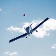 Na závěr programu si piloti českých strojů Zlín 142 a 43 připravili na nebi soutěž. Ten, kdo zvládne prasknout nejvíce vypuštěných balónků, vyhrál