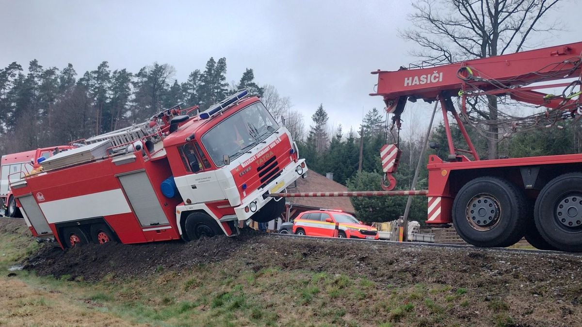 Nehoda hasičské cisterny uzavřela silnici z Budějovic k rakouským hranicím