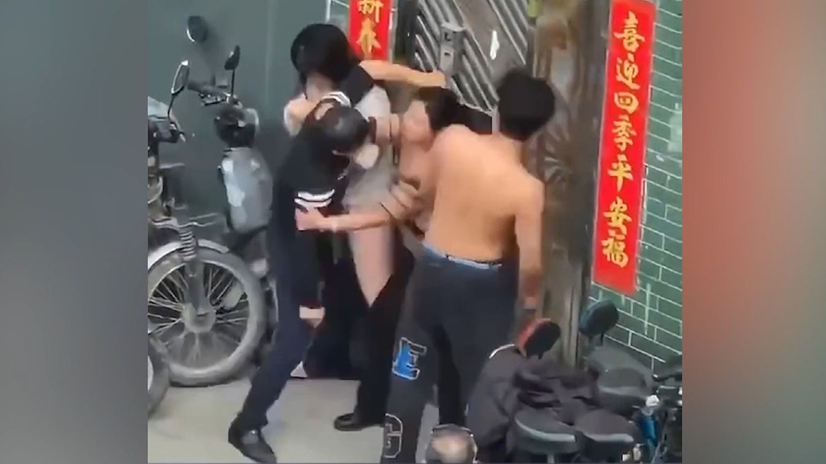Ostrá rodinná bitka na ulici v Číně. Otec si začal se synovou přítelkyní