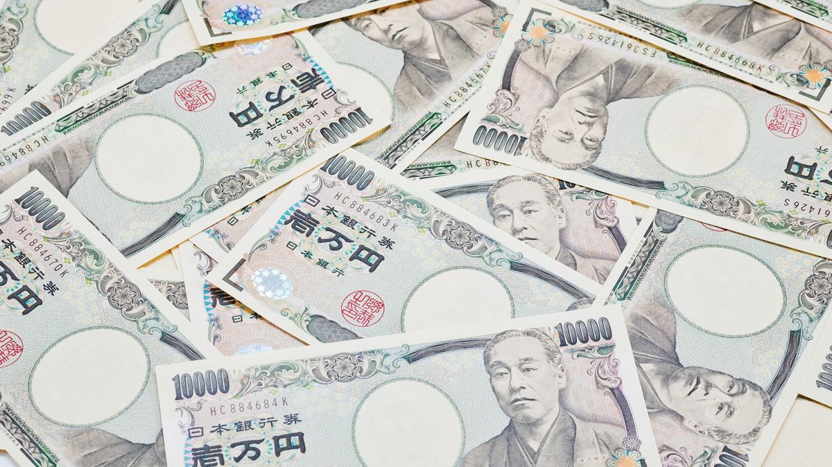 Japonec omylem hodil do skartovačky bankovku. Jeho syn ji tři týdny skládal