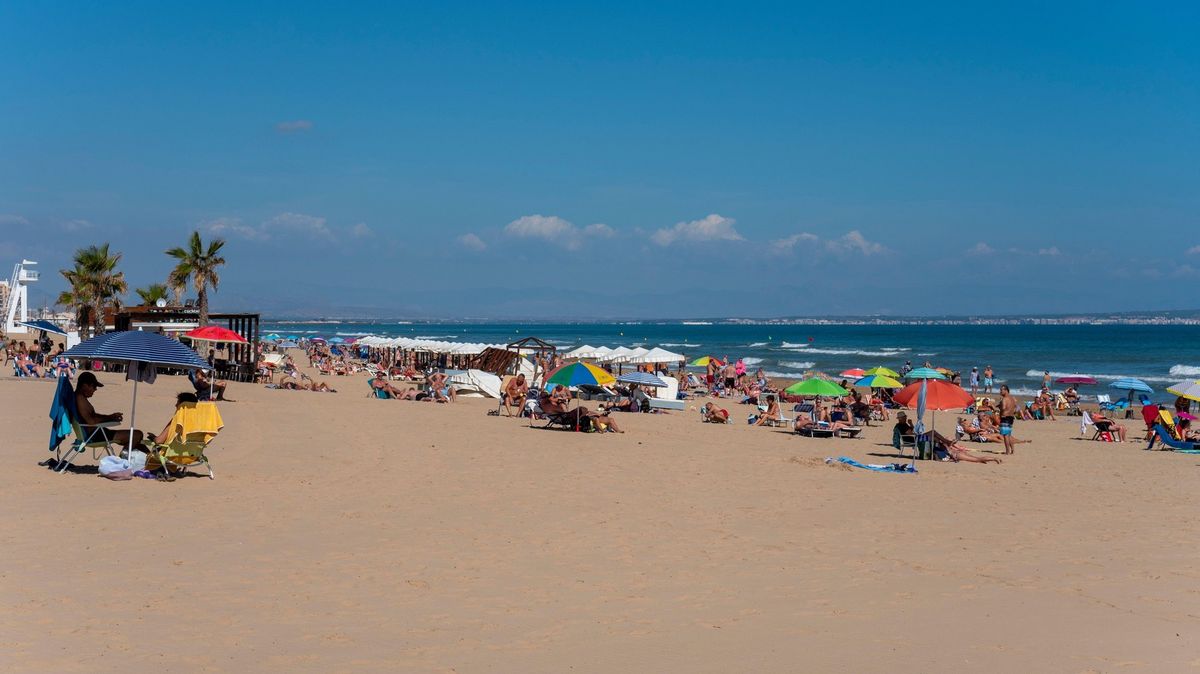 Při záchraně tonoucích dětí se u španělské pláže utopila dvojice turistů