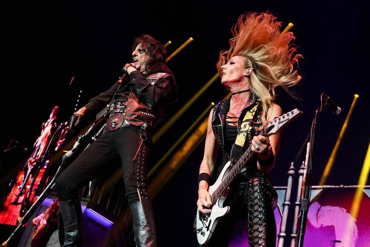 Alice Cooper a kytaristka Nita Strauss