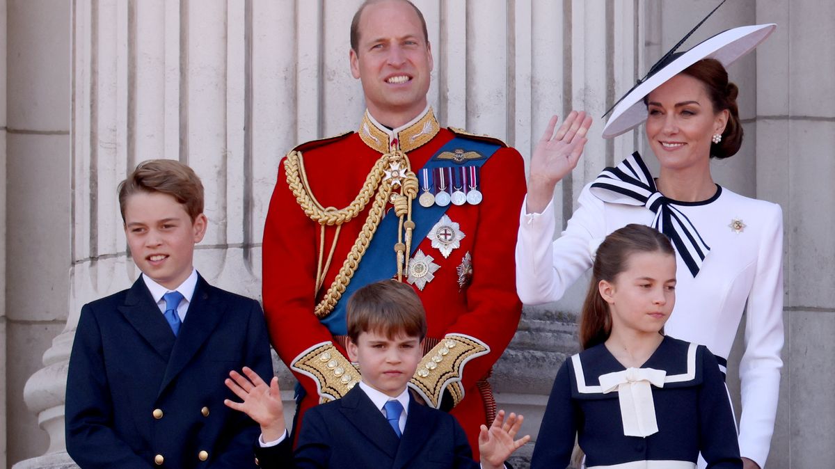 Princezna Kate se vrací do veřejného života. Účastní se velkolepé vojenské přehlídky