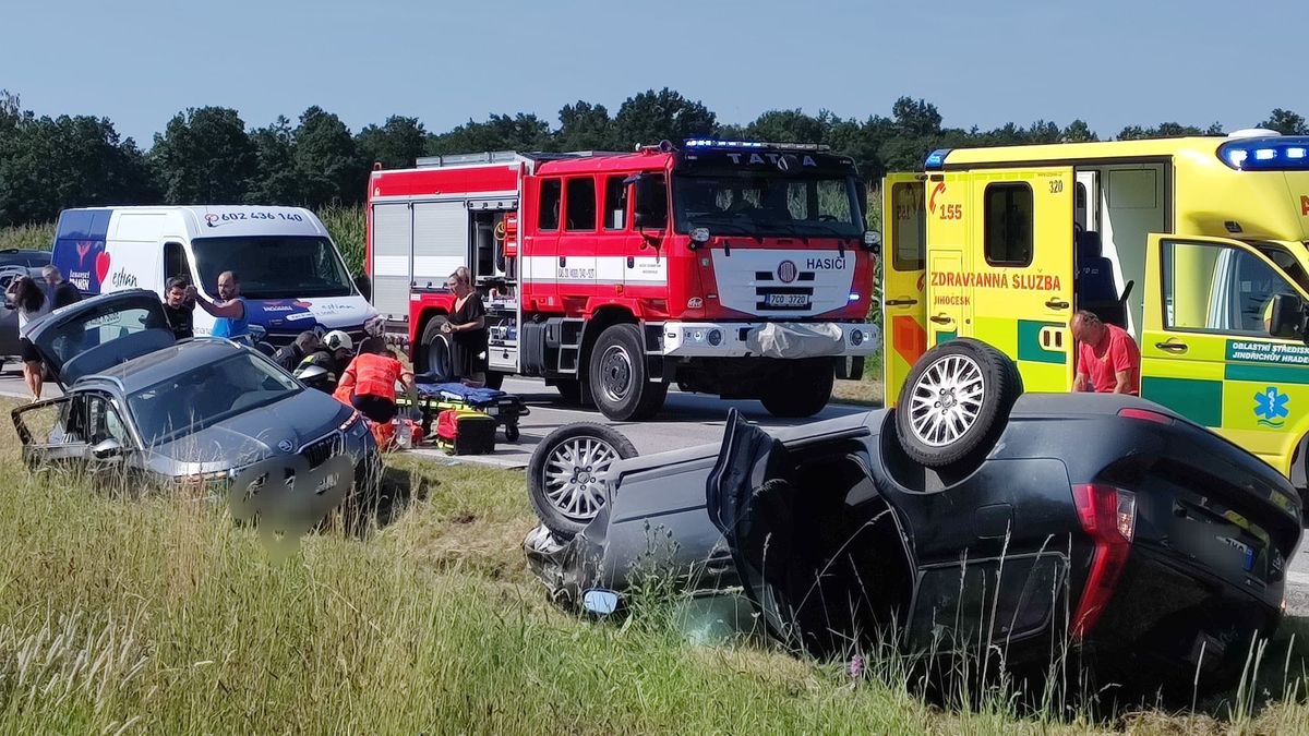 Pět lidí se zranilo při srážce aut u Třeboně