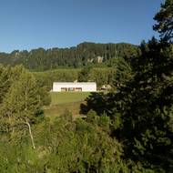 Dům je zasazený do nádherné divočiny severního ostrova na Novém Zélandu