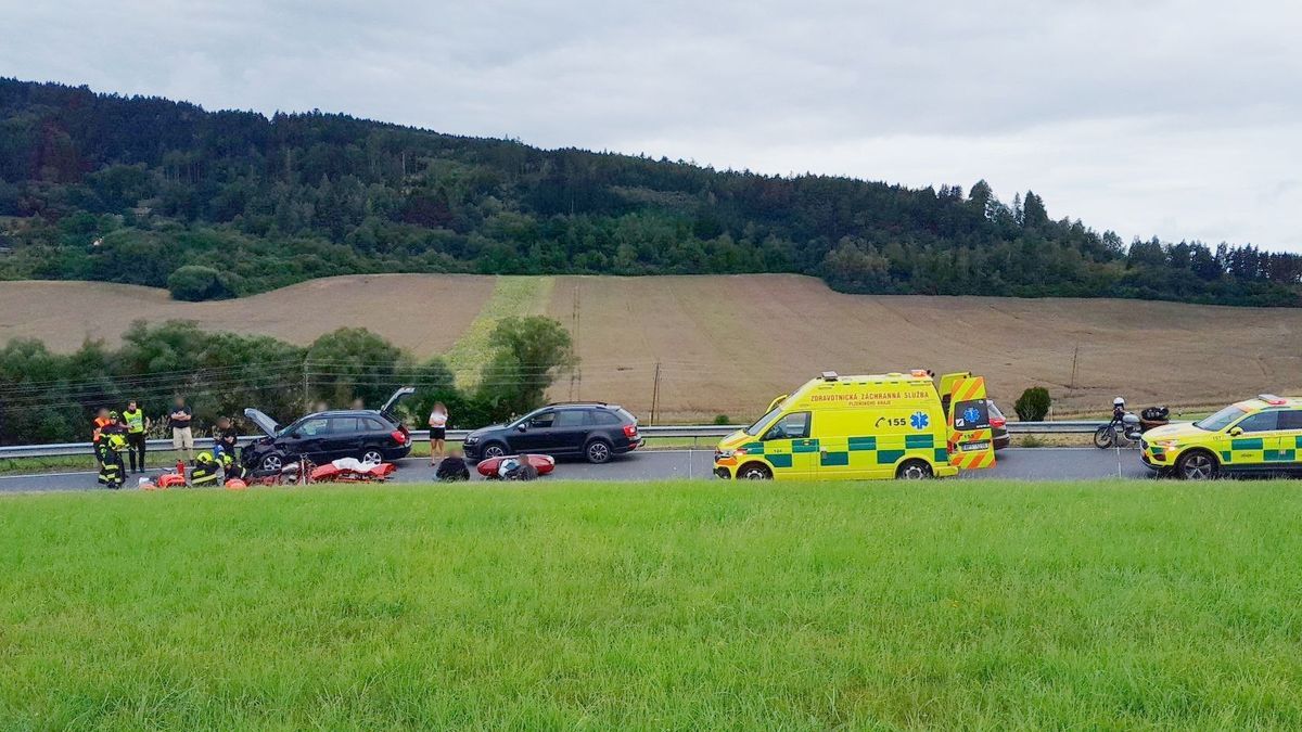 Motorkář na Klatovsku narazil v protisměru do škodovky