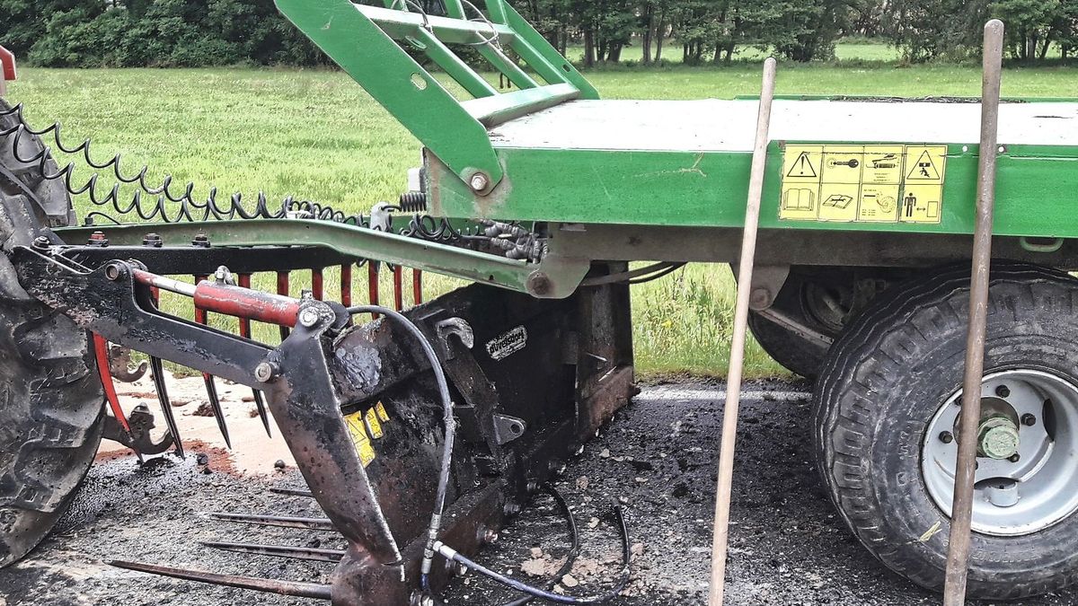 Kuriózní nehoda na Plzeňsku: Traktoru za jízdy upadl nakladač na balíky, propíchl kola i nádrž