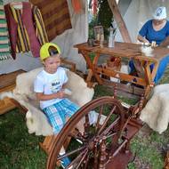 Velcí i malí si mohli vyzkoušet práci na kolovrátku.