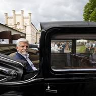 Prezident Petr Pavel na výstavě vozů svých předchůdců na zámku Lány
