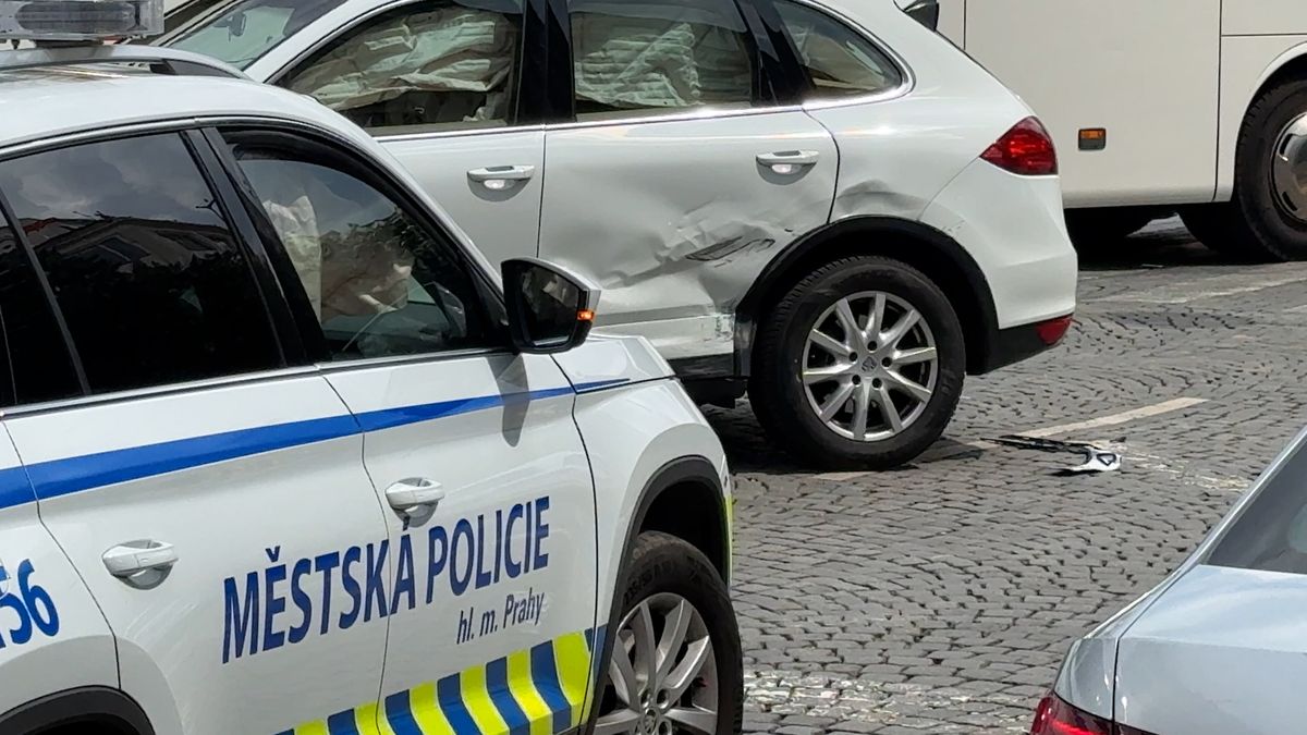 Řidič porsche se na Václavském náměstí srazil s blikajícím vozem strážníků