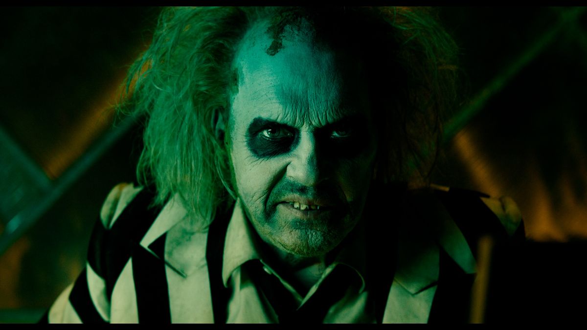 RECENZE: Tim Burton v pokračování Beetlejuice nachází někdejší energii a nápaditost