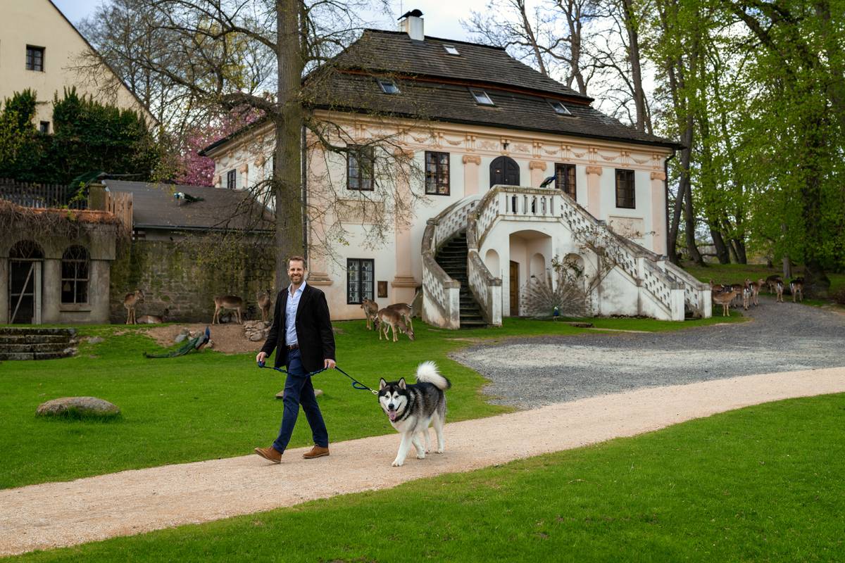 Zámek poskytuje jedinečnou akustiku pro divadelní představení a koncerty vážné i moderní hudby. 