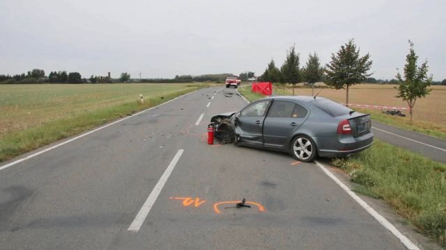 Chtěla zřejmě předjíždět, trefila auto v protisměru. Policie hledá svědky tragické nehody motorkářky