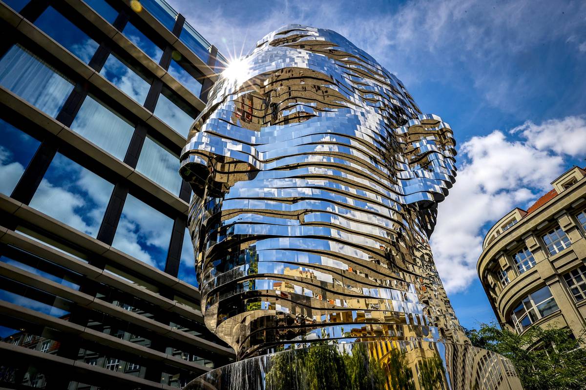 Sochy a plastiky Davida Černého v Praze. Na snímku FRANZ KAFKA „K“ | 2014. Pohyblivá socha měří na výšku 10,6 metru. Je složena z 42 rotujících nerezových panelů, otáčejících se nezávisle na sobě. Váží celkem 39 tun, přičemž 24 tun má nerezový plech. Uvnitř se nachází 21 motorových modulů a kilometr kabelů.