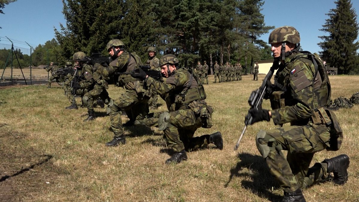 Vážně brigáda snů? Někteří studenti už letní kurz u armády vzdali