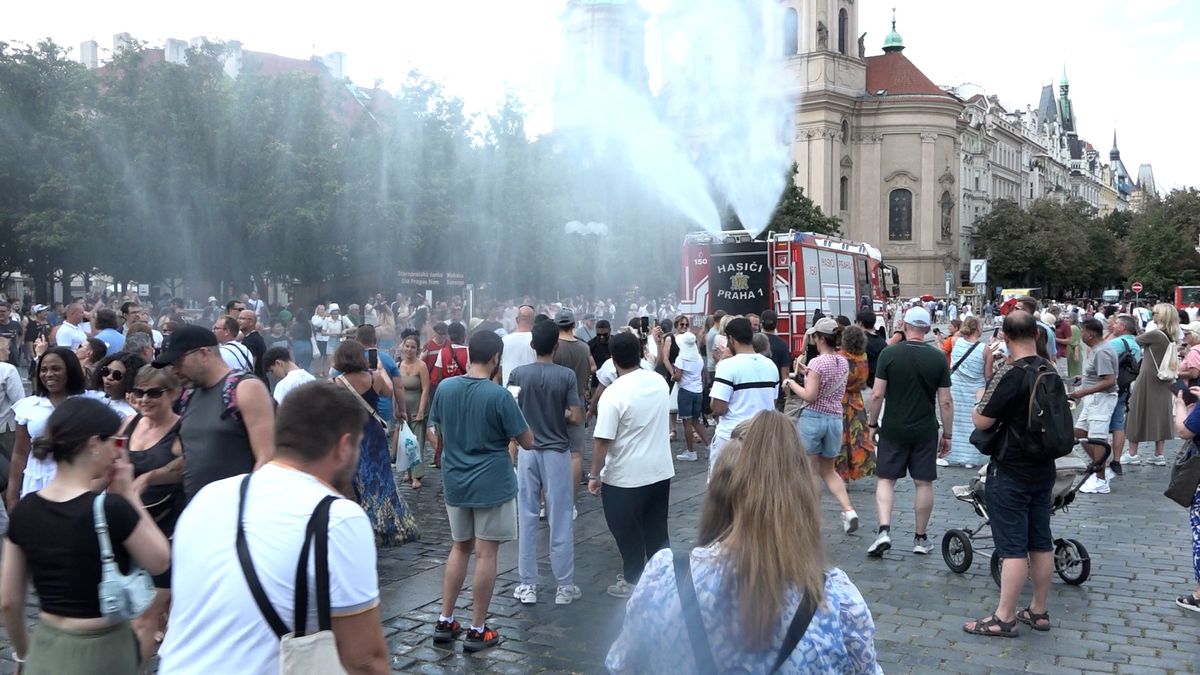 Rozpálené centrum Prahy kropí dobrovolní hasiči