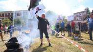 „Hanba, fuj, hovado!“ Odboráři Liberty zapálili rakev s fotkou majitele Gupty