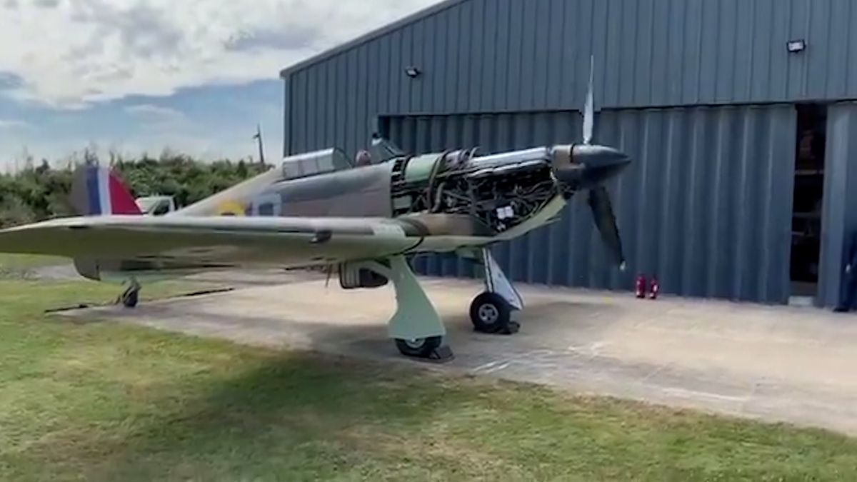 Letoun Hawker Hurricane z 2. světové války přistává na letišti Točná