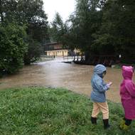 Zatopená a uzavřená silnice ve Vřesině