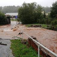 Rozvodněná Stěnava a obec Otovice