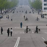 Ačkoli tu nejezdí žádné automobily, policista řídí dopravu na jedné z hlavních tříd.