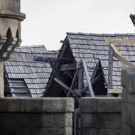 Sto padesát českých řemeslníků – od zedníků přes štukatéry až po malíře či patinéry – z divize barrandovských dekorací stavělo městečko dva měsíce. A to hned dvakrát po sobě. 