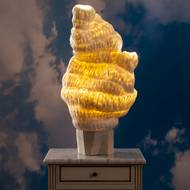 Nová značka EPIC (Eva Pelechová in Clay) vystavuje ručně tvarované interiérové ​​předměty. Například průsvitná organická stínidla.