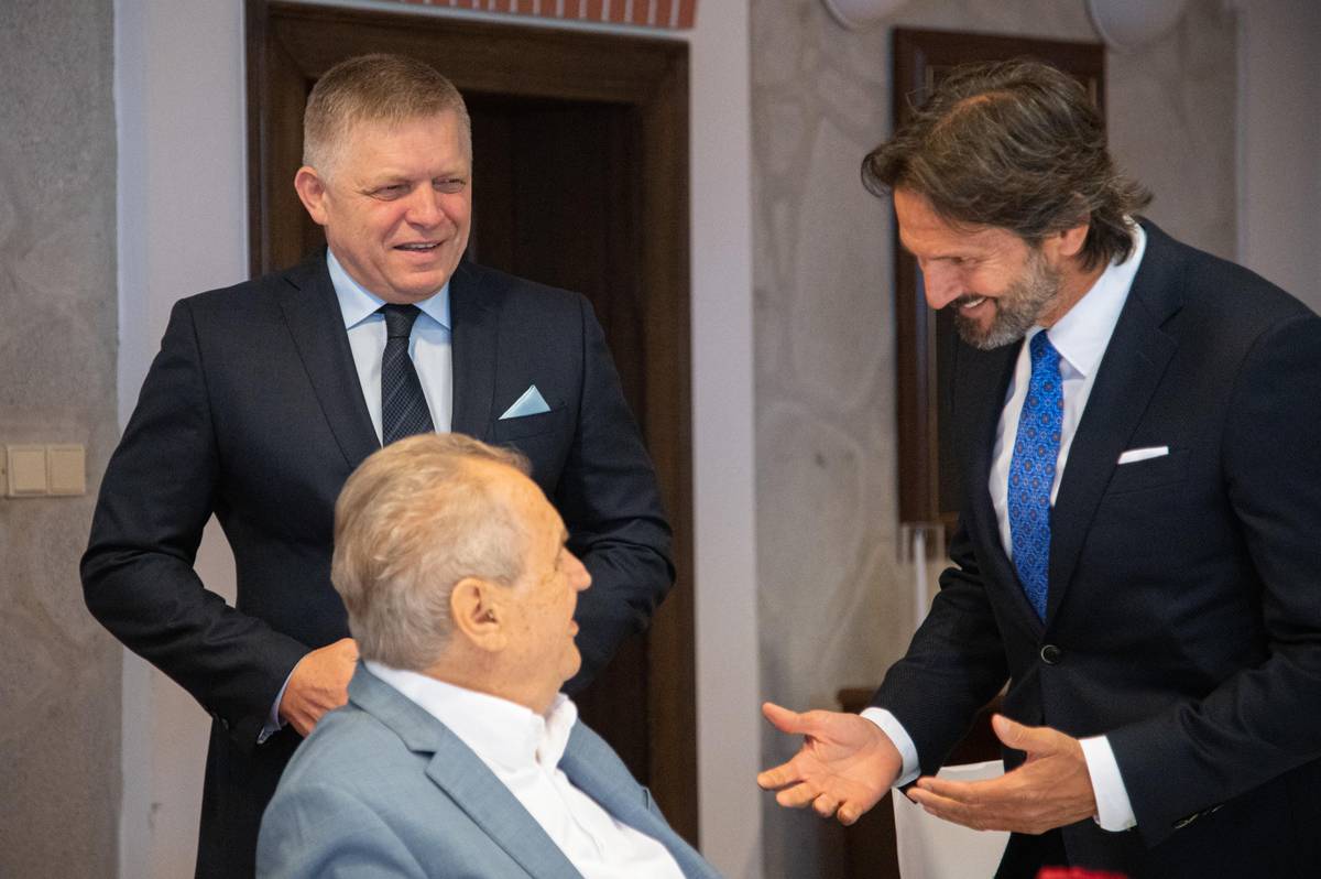 Slovenský ministr obrany Robert Kaliňák a slovenský premiér Robert Fico s exprezidentem Milošem Zemanem.