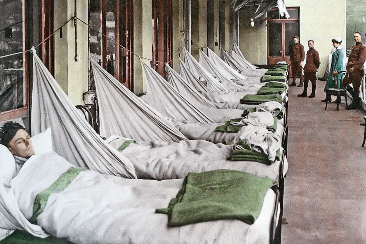 Veranda s nemocnými chřipkou a pneumonií v polní nemocnici americké armády v Aix-les-Bains ve Francii.
