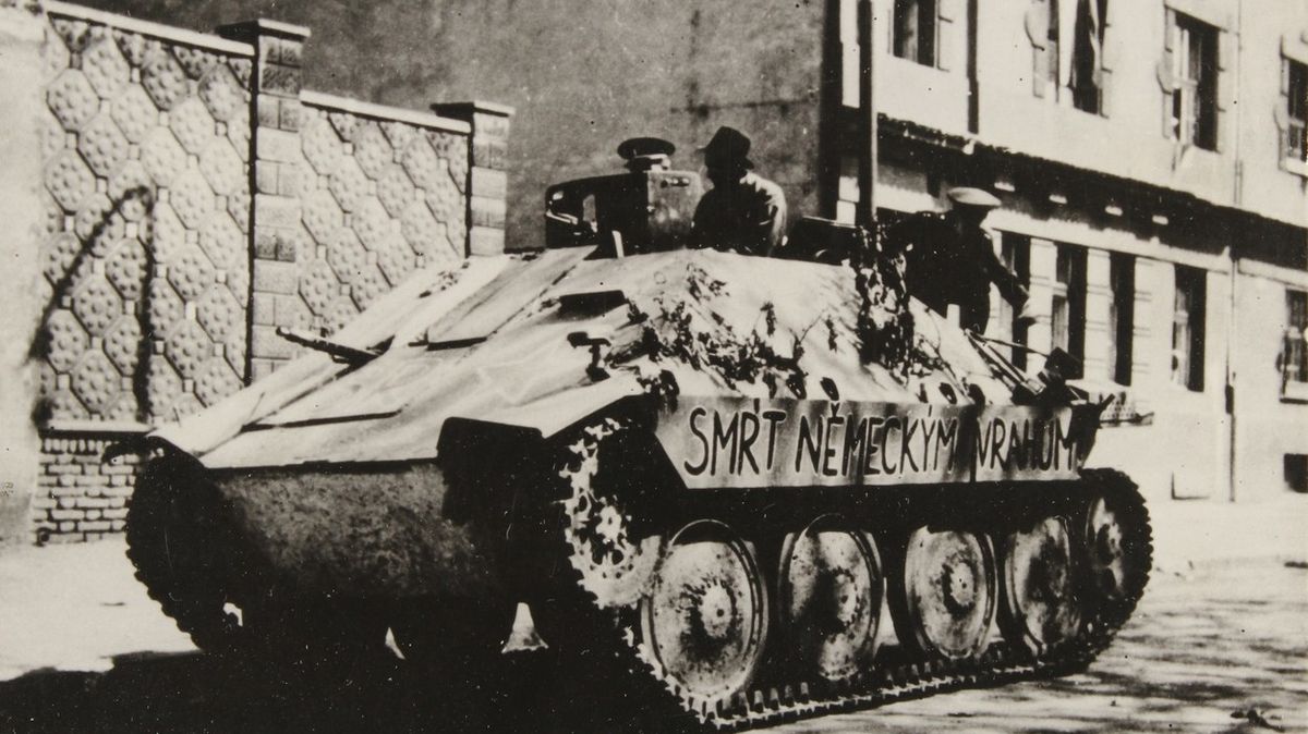 Povstalci ukořistěný nedozbrojený stíhač tanků Hetzer. 