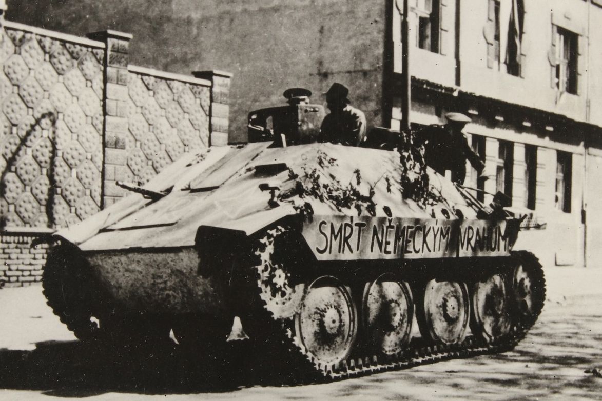 Povstalci ukořistěný nedozbrojený stíhač tanků Hetzer 