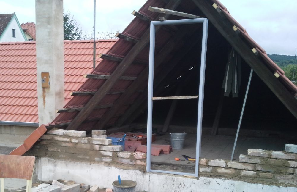Předchozí majitel při výměně krytiny, kterou prováděl svépomocí, část střechy uboural.