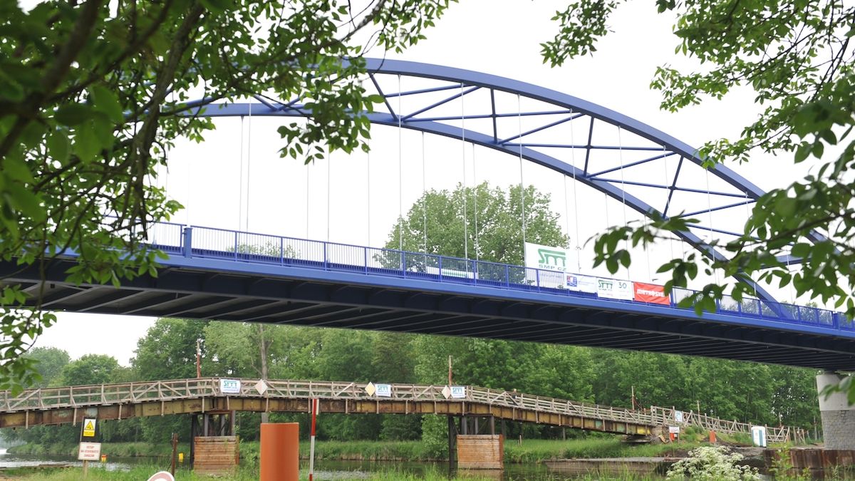 Nový most přes řeku Labe spojuje obec Valy s Mělicemi, spadající pod město Přelouč.