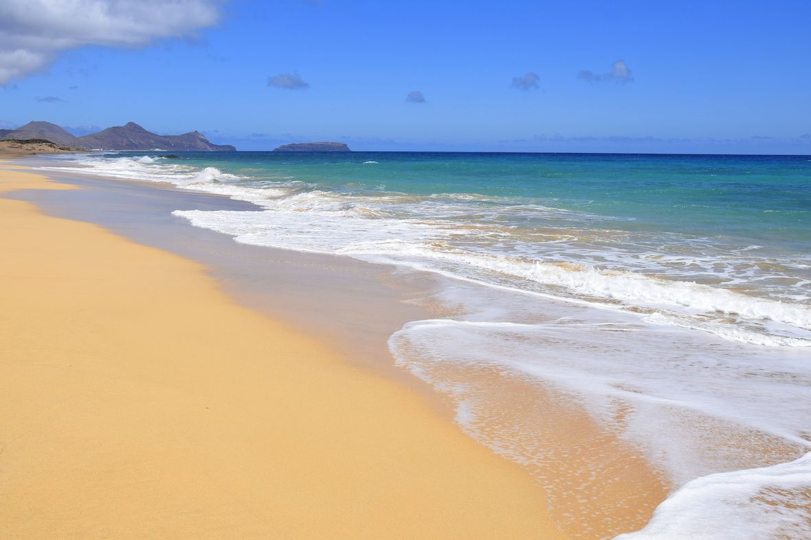Bezmála desetikilometrová pláž Porto Santo s jemným zlatým pískem láká k nejrůznějším hrám i lenošení.
