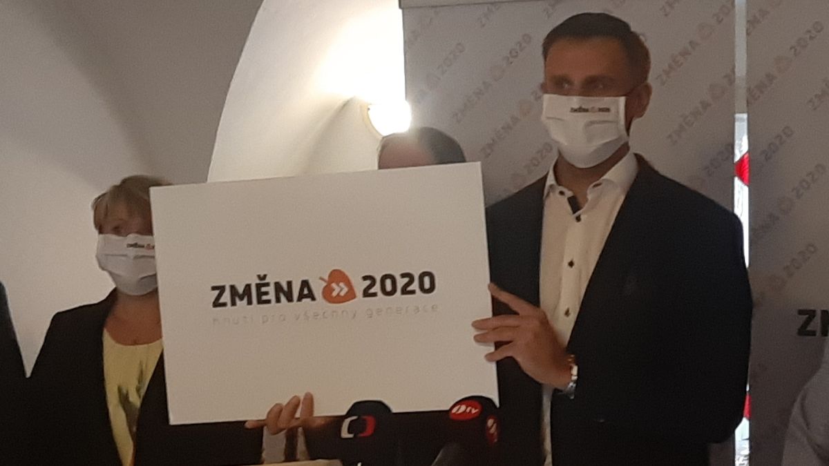 Jiří Zimola s logem nového hnutí.