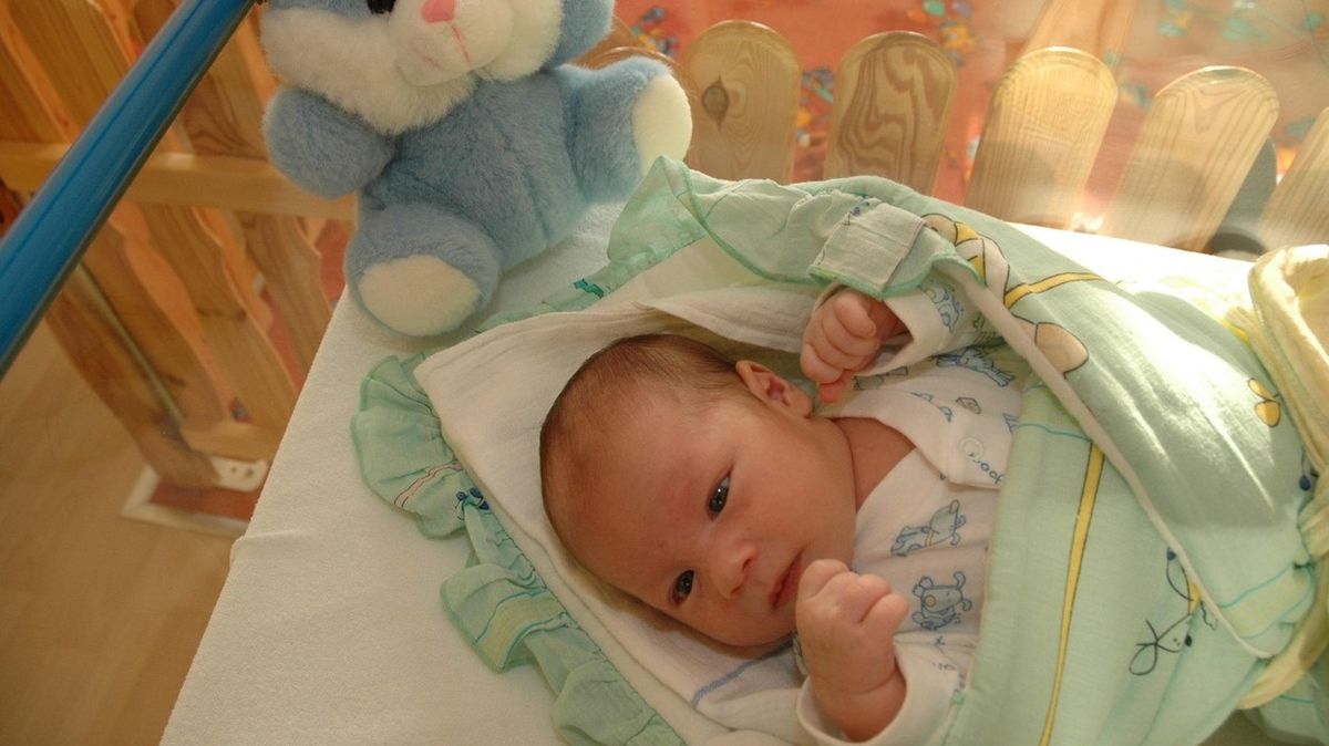 Dítě chtěl jen kvůli rodičům. Nyní ho bezmocné matce unáší a soudy to neřeší