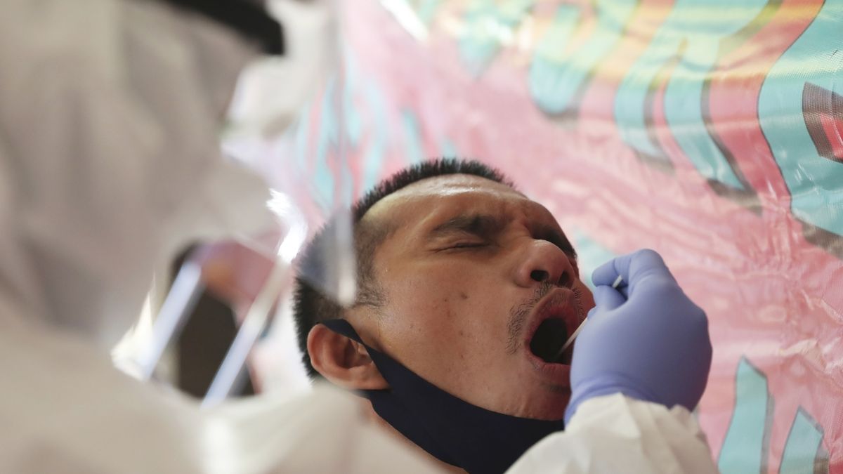 Testování na koronavirus v Jakartě. 
