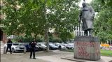 Churchill byl rasista, načmáral někdo na jeho sochu v Praze
