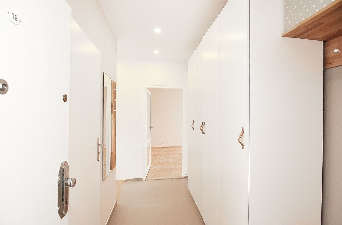 Nový sádrokartonový podhled umožnil v chodbě, koupelně a kuchyni instalaci nenápadných vestavěných svítidel.