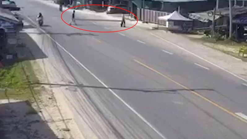 Dělníci přenášeli traverzu přes silnici, motorkáře smetla ze sedla