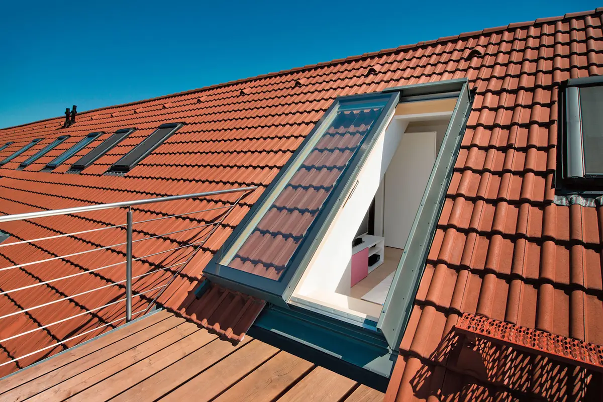 Posuvné střešní okno může dobře posloužit i jako balkonové dveře na střešní terasu.