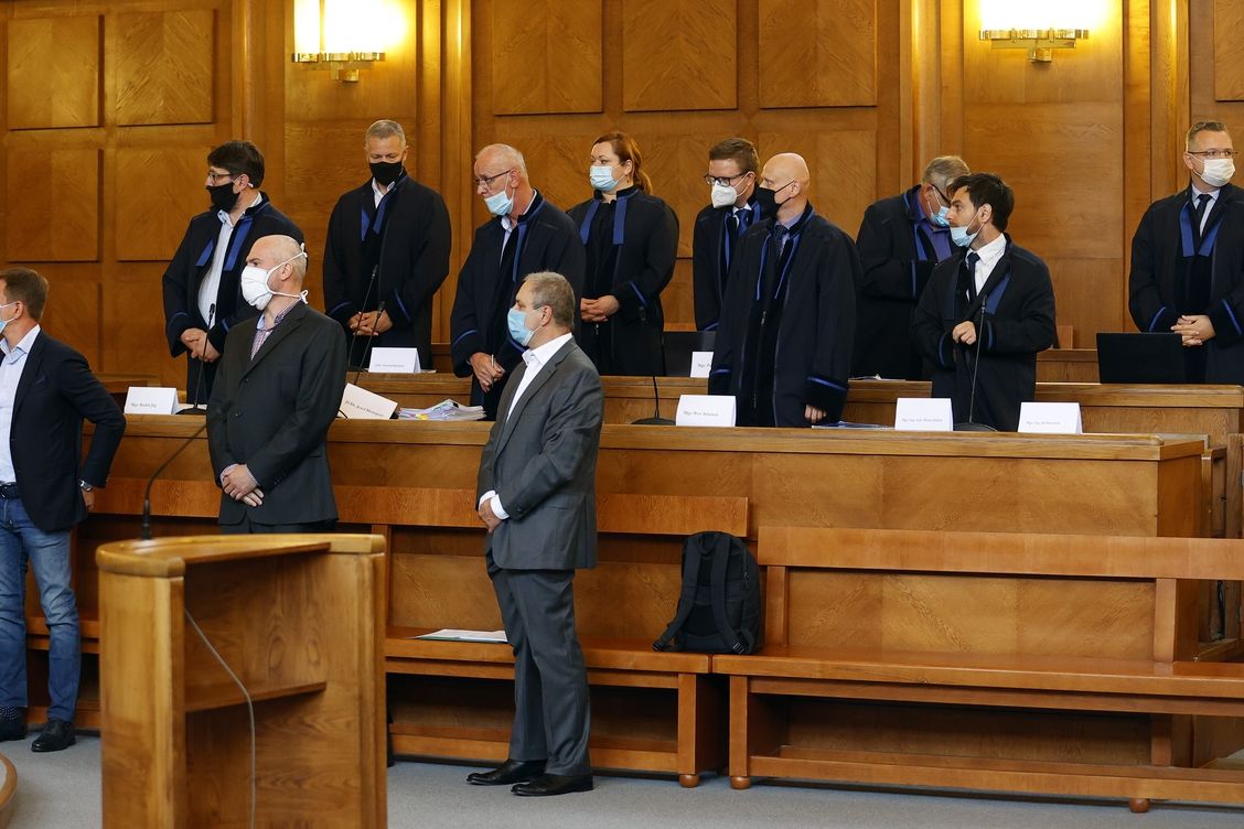 Bývalý generální ředitel DPP Petr Dvořák (v první řade vlevo) u Vrchního soudu v Praze
