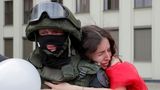 Demonstranti v Bělorusku objímají ozbrojené policisty, někteří odkládají štíty