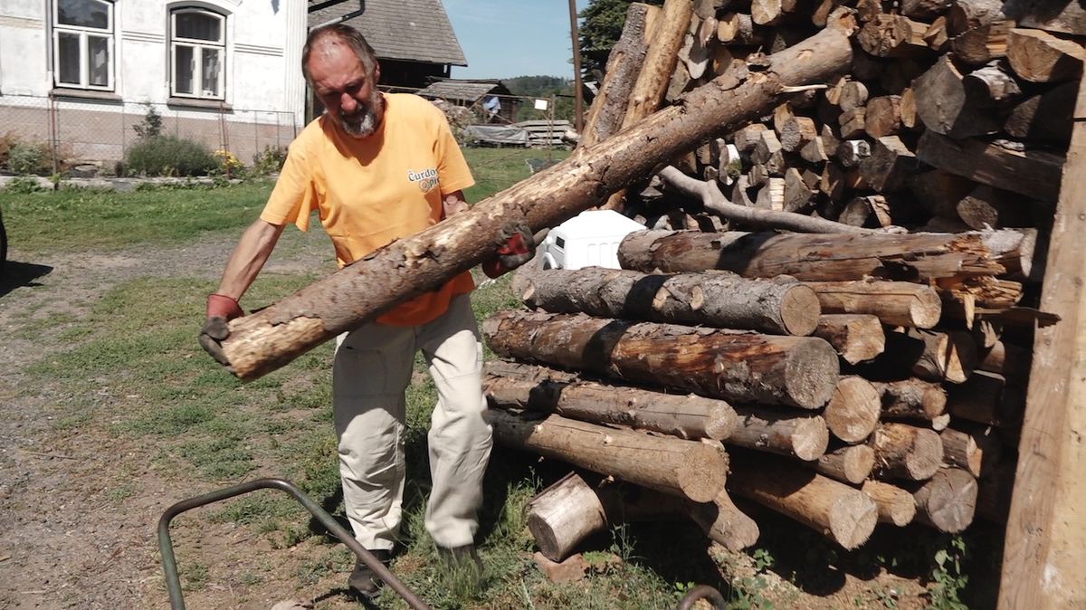 Pan Čurda si přivydělává pracemi pro sousedy. Například vozí dřevo na káře.