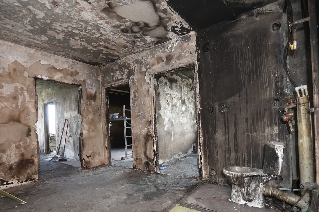Zleva vchod do obývacího a dětského pokoje a do kuchyně v bohumínském panelovém domě, ve kterém před týdnem při úmyslně založeném požáru zemřelo 11 lidí.
