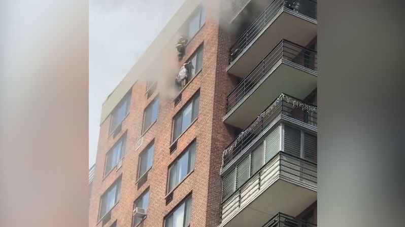 Ohnivé peklo v 16. patře. Harlemští hasiči zachraňovali ženu z okna