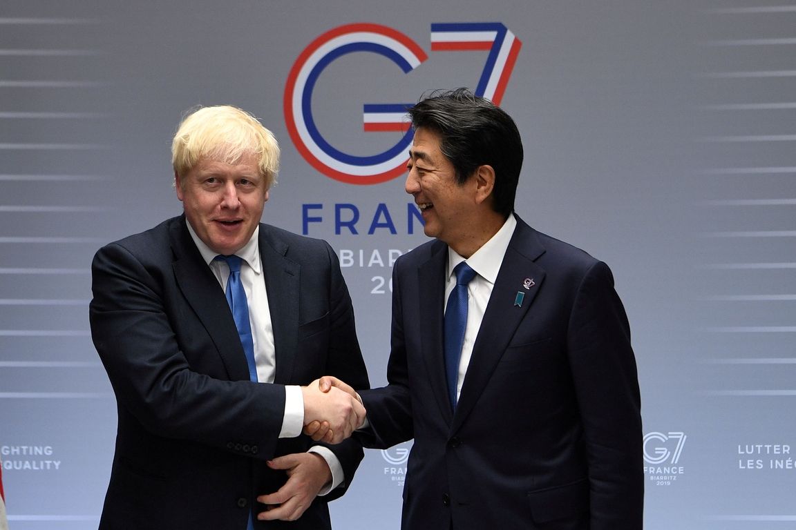 Šinzó Abe a Boris Johnson na srpnovém summitu G7. Ilustrační snímek