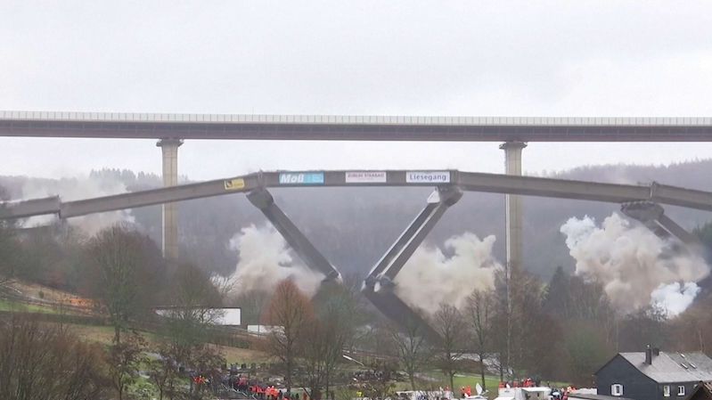 V Německu šel k zemi dálniční most. Podívejte se na záběry z demolice