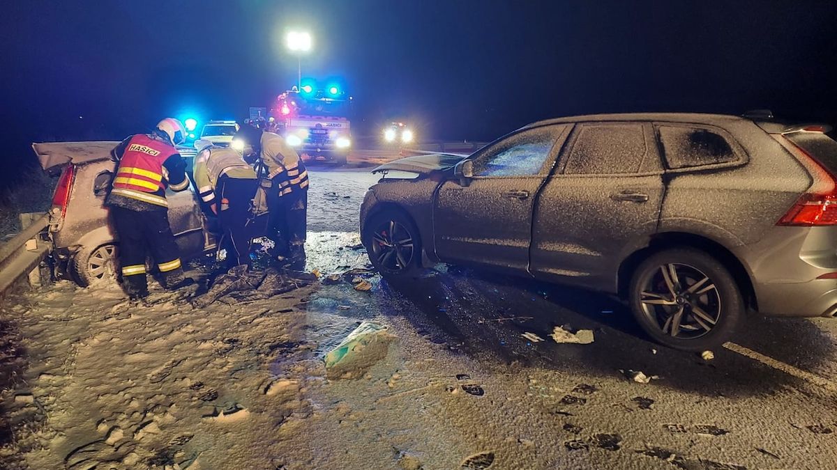 Při nehodě na Novojičínsku zemřel řidič, čtyři mladí lidé utrpěli zranění